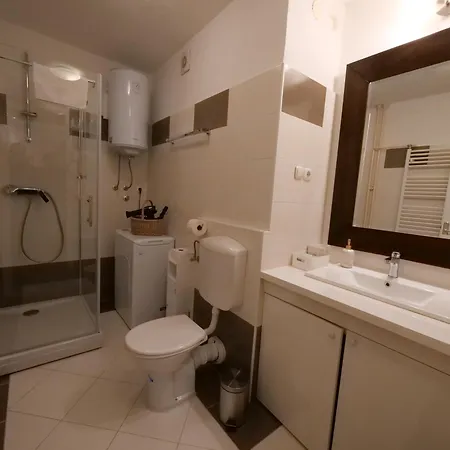 P&c Two-bedroom With Balcony, Near Old Town, Free Public Parking Area Apartment *