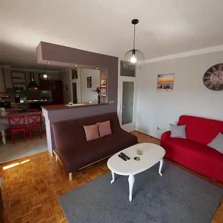 P&c Two-bedroom With Balcony, Near Old Town, Free Public Parking Area *