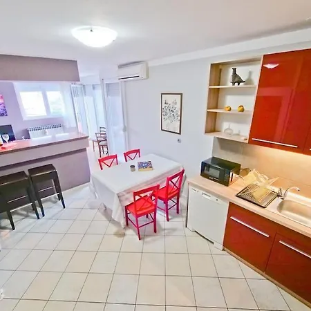 P&c Two-bedroom With Balcony, Near Old Town, Free Public Parking Area *