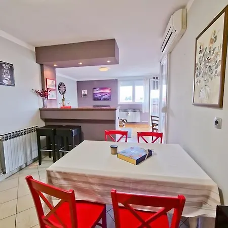 P&c Two-bedroom With Balcony, Near Old Town, Free Public Parking Area *