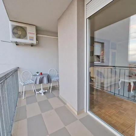 P&c Two-bedroom Sea View With Balcony, Free Public Parking Area