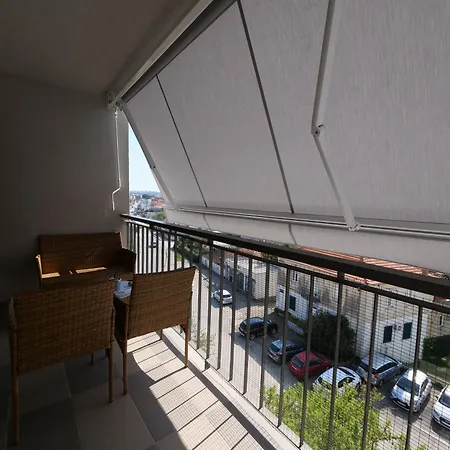 P&c Two-bedroom With Balcony, Near Old Town, Free Public Parking Area *
