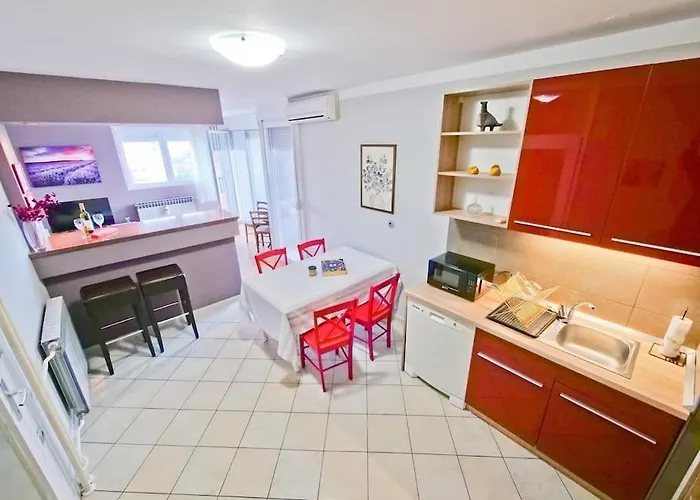 P&c Two-bedroom With Balcony, Near Old Town, Free Public Parking Area *