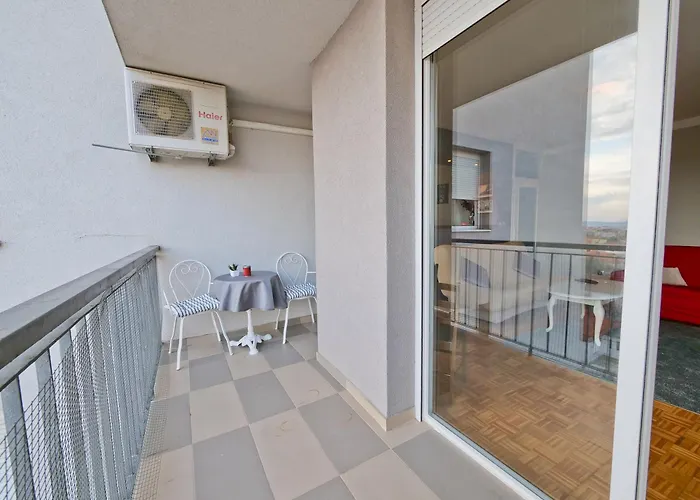 P&c Two-bedroom Sea View With Balcony, Free Public Parking Area