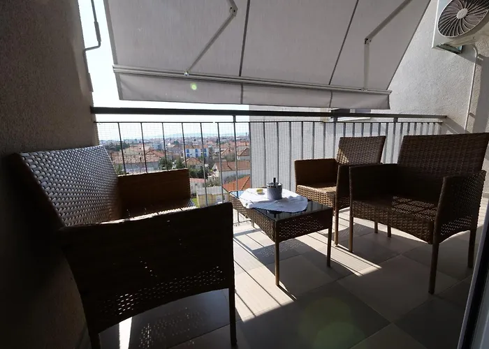 P&c Two-bedroom With Balcony, Near Old Town, Free Public Parking Area