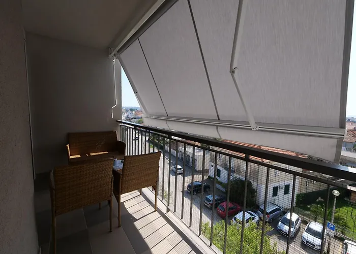 P&c Two-bedroom With Balcony, Near Old Town, Free Public Parking Area *