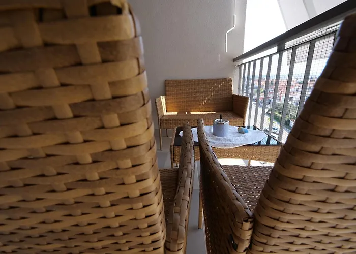 P&c Two-bedroom With Balcony, Near Old Town, Free Public Parking Area *
