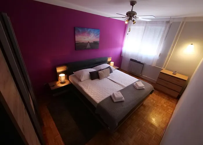P&c Two-bedroom With Balcony, Near Old Town, Free Public Parking Area *